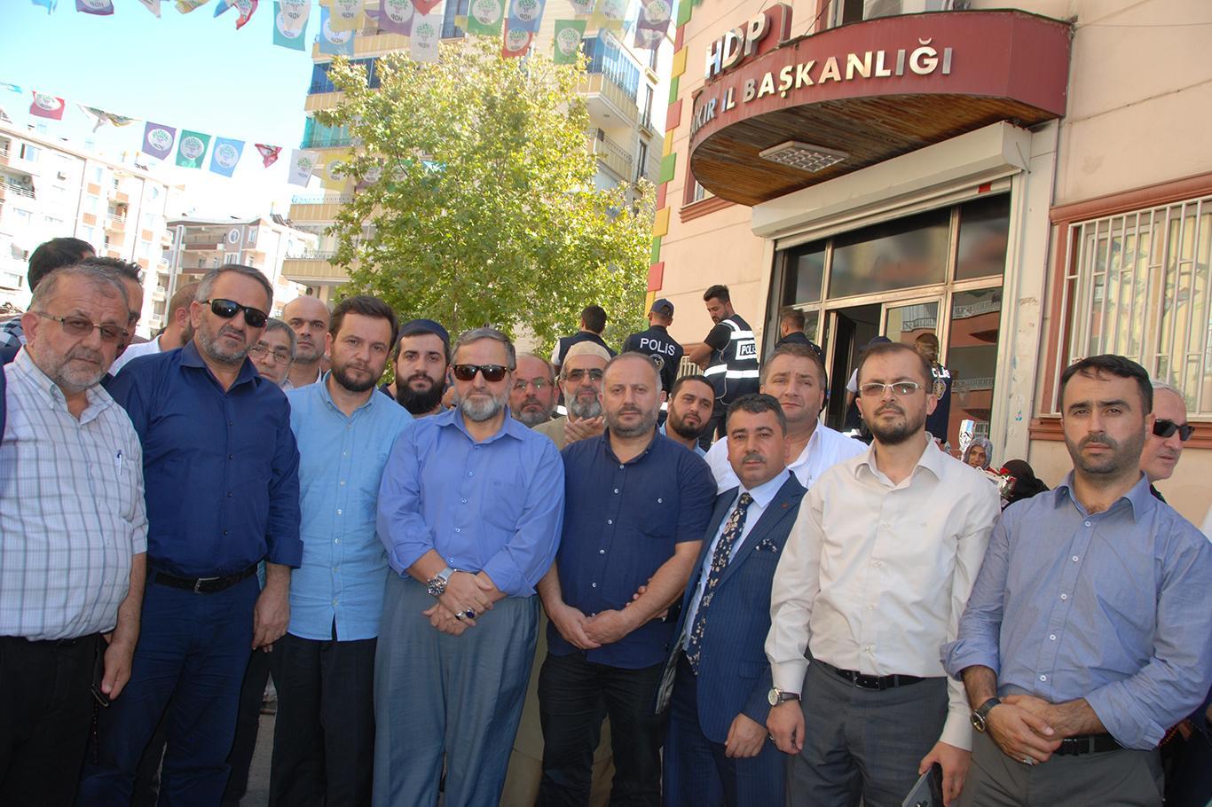 مسئولین امور دینی استانبول خانواده های تحصن کننده را زیارت کردند